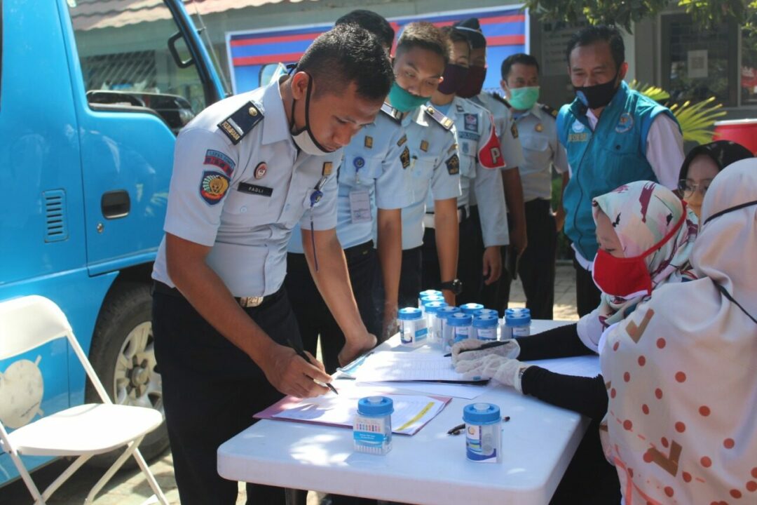 Test Urine di Lembaga Pemasyarakatan Kelas IIA Sumbawa dalam Rangka Impementasi Inpres No 2 Tahun 2020