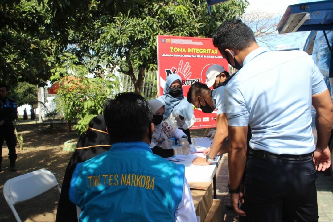 Test Urine di Lembaga Pemasyarakatan Kelas IIA Sumbawa dalam Rangka Impementasi Inpres No 2 Tahun 2020