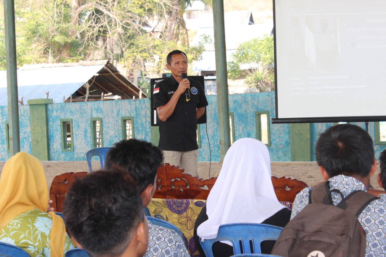 Antisipasi Narkoba, KKN UIN Mataram Undang BNNK Sumbawa Sampaikan Sosialisasi P4GN di Desa Tarusa Kecamatan Buer Antisipasi Narkoba, KKN UIN Mataram Undang BNNK Sumbawa Sampaikan Sosialisasi P4GN di Desa Tarusa Kecamatan Buer