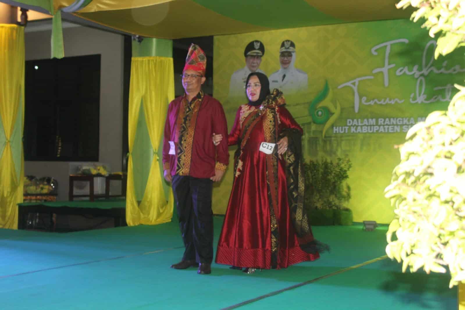 Kepala BNNK Sumbawa Mengikuti Fashion Tenun Ikat dalam Rangka HUT Sumbawa ke-64 Kepala BNNK Sumbawa Mengikuti Fashion Tenun Ikat dalam Rangka HUT Sumbawa ke-64
