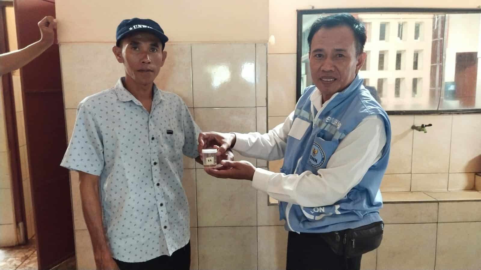 BNNK Sumbawa Gelar Test Urine Bagi Anggota Panwaslu BNNK Sumbawa Gelar Test Urine Anggota Panwaslu