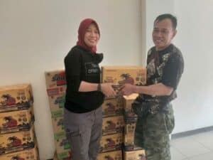 Penyerahan Bantuan Kemanusiaan Bagi Korban Banjir di Kecamatan Empang Penyerahan Bantuan Kemanusiaan Bagi Korban Banjir di Kecamatan Empang