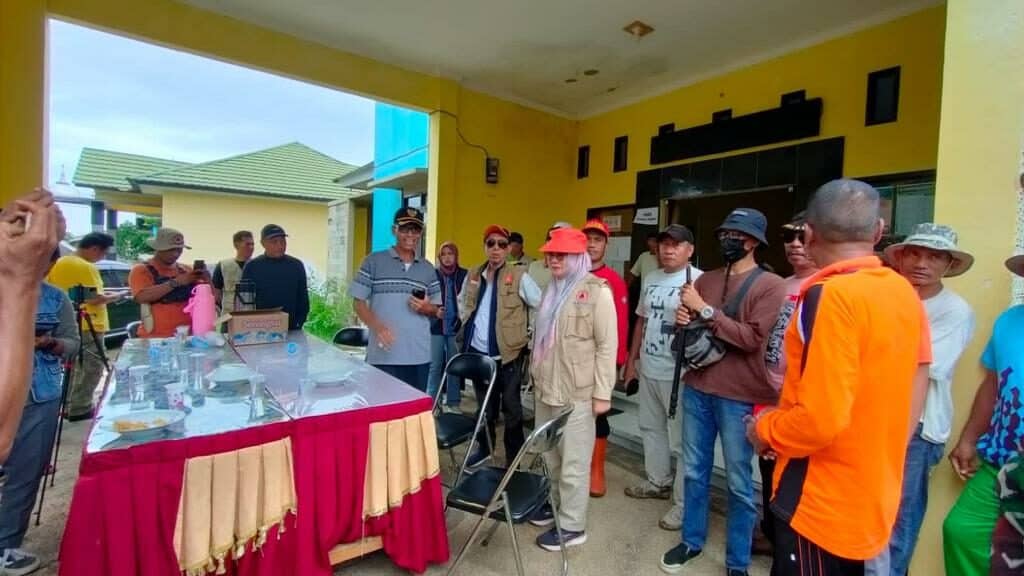 Penyerahan Bantuan Kemanusiaan Bagi Korban Banjir di Kecamatan Empang Penyerahan Bantuan Kemanusiaan Bagi Korban Banjir di Kecamatan Empang