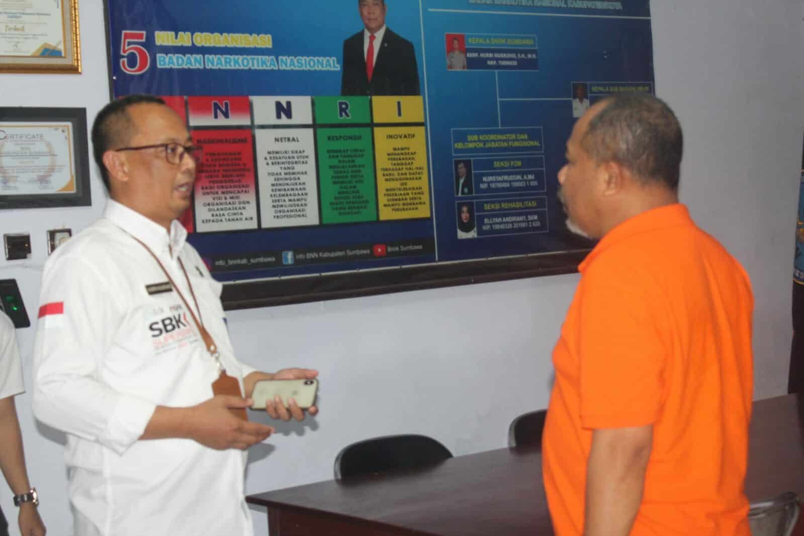 Kunjungan Anggota DPR RI Bapak Johan Rosihan, S.T. di Kantor BNN Kabupaten Sumbawa Kunjungan Anggota DPR RI Bapak Johan Rosihan, S.T. di Kantor BNN Kabupaten Sumbawa